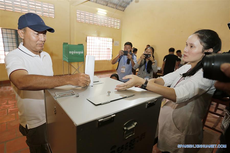 El ex legislador del partido de oposición Partido de la Liga para la Democracia, Khem Veasna (i), emite su voto en un centro electoral en Phnom Penh, Camboya, el 29 de julio de 2018. Las sextas elecciones generales en Camboya arrancaron el domingo con la participación de 20 partidos políticos, informó el portavoz del Comité Electoral Nacional del país. (Xinhua/Phearum)