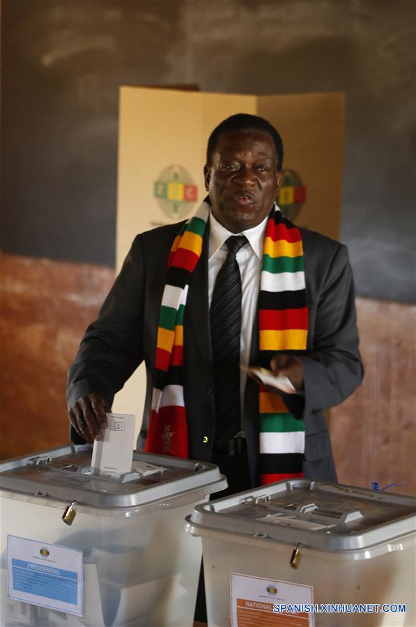 El presidente de Zimbabue, Emmerson Mnangagwa, emite su voto en Kwekwe, Midlands, Zimbabue, el 30 de julio de 2018. Los zimbabuenses empezaron el lunes a ejercer su derecho al sufragio en las primeras elecciones presidenciales desde que el ex presidente Robert Mugabe renunciara a su cargo en noviembre de 2017. (Xinhua/Shaun Jusa)