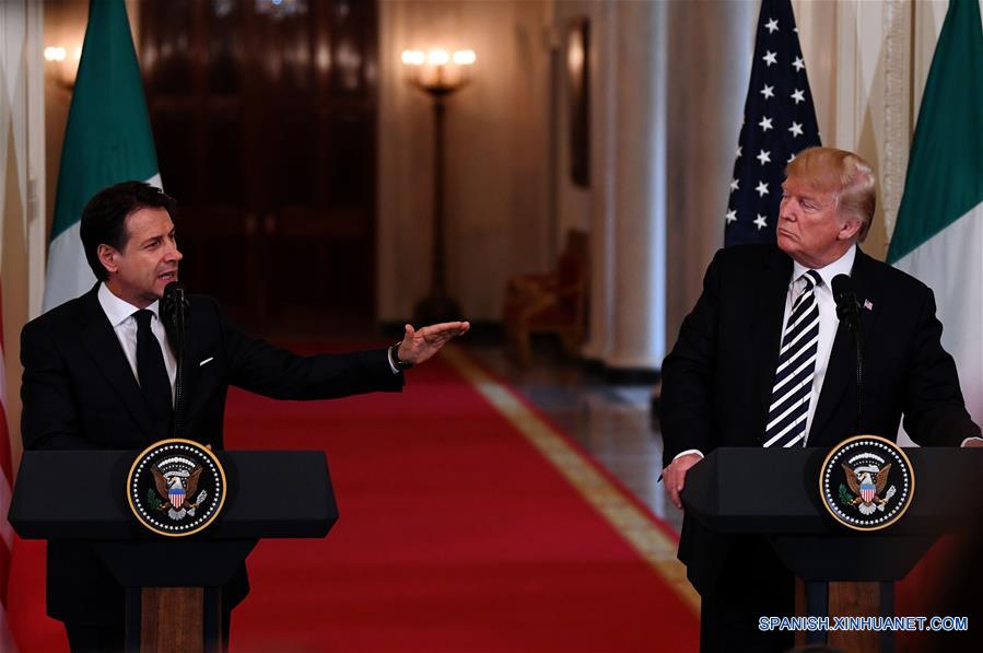 El presidente estadounidense, Donald Trump (d), y el primer ministro de Italia, Giuseppe Conte (i), asisten a una conferencia de prensa conjunta en la Casa Blanca, en Washington D.C., Estados Unidos, el 30 de julio de 2018. El presidente de Estados Unidos, Donald Trump, dijo el lunes en Washington que está listo para reunirse con el presidente de Irán Hassan Rouhani sin condiciones. (Xinhua/Liu Jie)