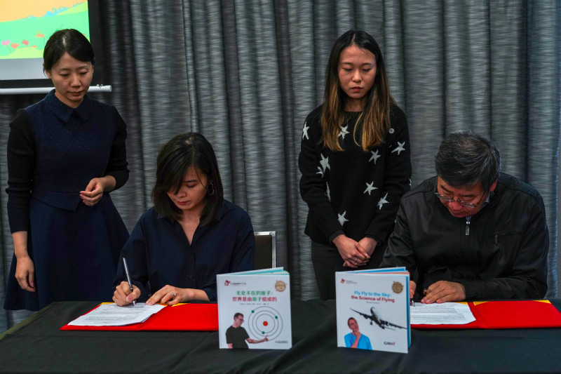 El Grupo de Prensa y Publicaciones para Ni?os de China y Little Genius Academy de Australia firmaron un acuerdo de cooperación. (Foto: Ji He/ Pueblo en Línea)