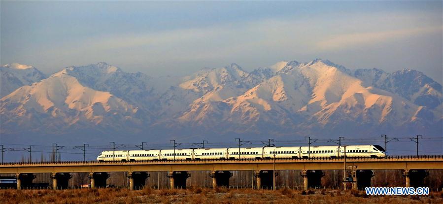 Un tren de alta velocidad pasa la monta?a Tianshan en la región autónoma uygur de Xinjiang, noroeste de China, el 3 de diciembre de 2015. (Xinhua / Cai Zengle)