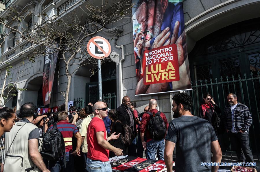 Personas esperan previo al inicio de la Convención Nacional del Partido de los Trabajadores (PT), en Sao Paulo, Brasil, el 4 de agosto de 2018. De acuerdo con la prensa local, se esperaba que la candidatura por el PT para las elecciones presidenciales del expresidente de Brasil que se encuentra detenido en Curitiba, Luiz Inácio Lula da Silva, fuera lanzada oficialmente durante el congreso. (Xinhua/Rahel Patrasso)