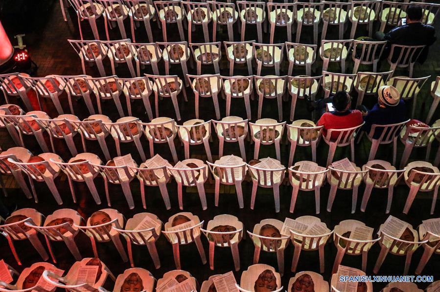 Máscaras del expresidente de Brasil, Luiz Inácio Lula da Silva, permanecen sobre las sillas previo al inicio de la Convención Nacional del Partido de los Trabajadores (PT), en Sao Paulo, Brasil, el 4 de agosto de 2018. De acuerdo con la prensa local, se esperaba que la candidatura por el PT para las elecciones presidenciales del expresidente de Brasil que se encuentra detenido en Curitiba, Luiz Inácio Lula da Silva, fuera lanzada oficialmente durante el congreso. (Xinhua/Rahel Patrasso)