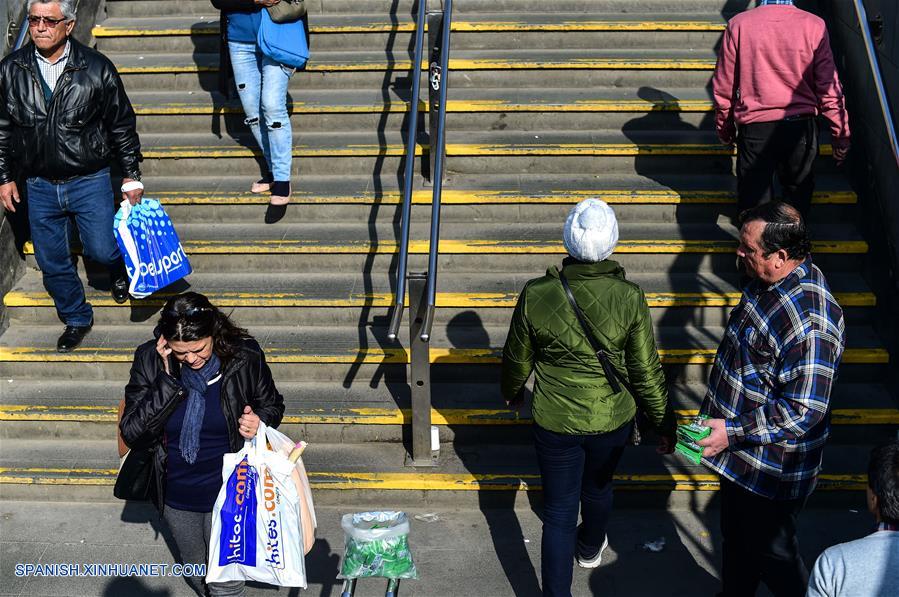 SANTIAGO, agosto 3, 2018 (Xinhua) -- Personas caminan con bolsas plásticas, en Santiago, capital de Chile, el 3 de agosto de 2018. El presidente de Chile, Sebastián Pi?era, oficializó el viernes la ley que prohíbe la entrega de bolsas de plástico en todo el comercio nacional, que comenzará a regir de inmediato y que instala al país "a la vanguardia" en el cuidado del ecosistema. (Xinhua/Jorge Villegas)