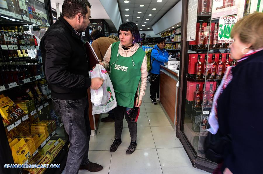 SANTIAGO, agosto 3, 2018 (Xinhua) -- Una persona sostiene una bolsa plástica, en Santiago, capital de Chile, el 3 de agosto de 2018. El presidente de Chile, Sebastián Pi?era, oficializó el viernes la ley que prohíbe la entrega de bolsas de plástico en todo el comercio nacional, que comenzará a regir de inmediato y que instala al país "a la vanguardia" en el cuidado del ecosistema. (Xinhua/Jorge Villegas)