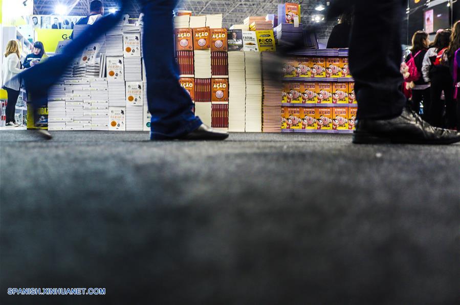 SAO PAULO, agosto 3, 2018 (Xinhua) -- Personas visitan la 25 Bienal Internacional del Libro de Sao Paulo, en Sao Paulo, Brasil, el 3 de agosto de 2018. Con la presencia de un estand para divulgar la literatura y cultura china, la 25 Bienal Internacional del Libro de Sao Paulo se inauguró el viernes en Brasil y se extenderá hasta el 12 de agosto. (Xinhua/Rahel Patrasso)