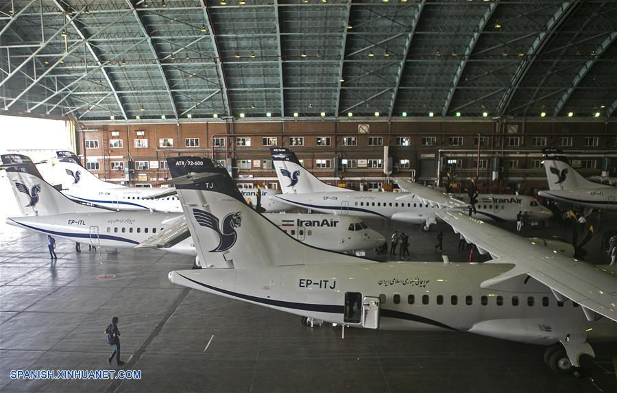 TEHERAN, agosto 5, 2018 (Xinhua) -- Aviones de pasajeros ATR 72-600 permanecen en el Aeropuerto Internacional Mehrabad, en Teherán, Irán, el 5 de agosto de 2018. El fabricante de aviones franco-italiano ATR entregó el domingo otros cinco aviones de turbohélice a Irán, informó la agencia oficial de noticias IRNA. Los aviones de pasajeros ATR 72-600 aterrizaron en el Aeropuerto Internacional Mehrabad de Teherán la ma?ana del domingo, un día antes de que Estados Unidos vuelva a imponer una primera ronda de sanciones contra Irán. (Xinhua/Ahmad Halabisaz)