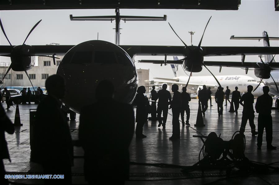 TEHERAN, agosto 5, 2018 (Xinhua) -- Personas observan los aviones de pasajeros ATR 72-600 en el Aeropuerto Internacional Mehrabad, en Teherán, Irán, el 5 de agosto de 2018. El fabricante de aviones franco-italiano ATR entregó el domingo otros cinco aviones de turbohélice a Irán, informó la agencia oficial de noticias IRNA. Los aviones de pasajeros ATR 72-600 aterrizaron en el Aeropuerto Internacional Mehrabad de Teherán la ma?ana del domingo, un día antes de que Estados Unidos vuelva a imponer una primera ronda de sanciones contra Irán. (Xinhua/Ahmad Halabisaz)