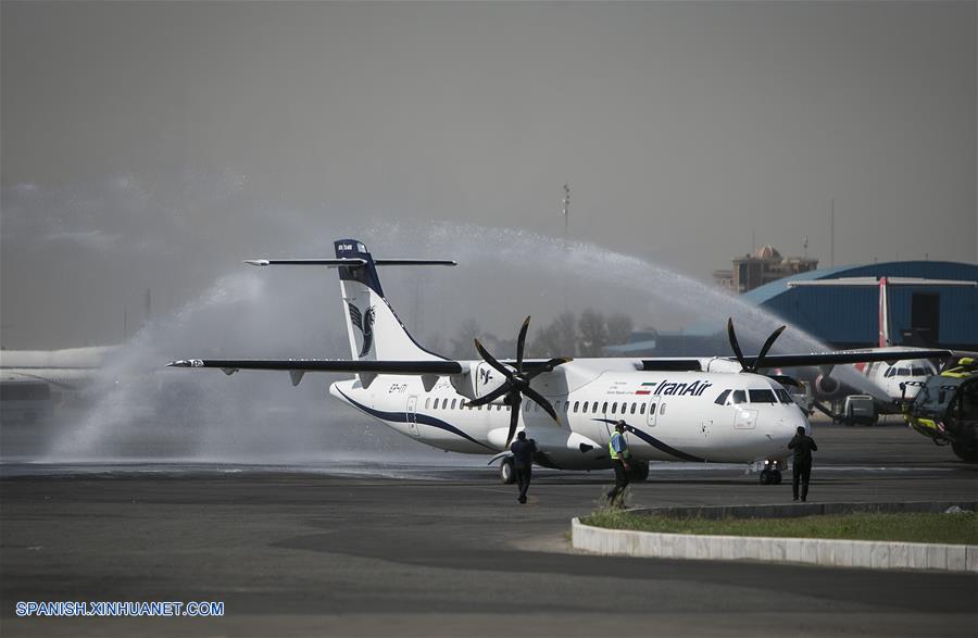 TEHERAN, agosto 5, 2018 (Xinhua) -- Vista de un avión de pasajeros ATR 72-600 recibiendo un saludo con agua para celebrar su llegada al Aeropuerto Internacional Mehrabad, en Teherán, Irán, el 5 de agosto de 2018. El fabricante de aviones franco-italiano ATR entregó el domingo otros cinco aviones de turbohélice a Irán, informó la agencia oficial de noticias IRNA. Los aviones de pasajeros ATR 72-600 aterrizaron en el Aeropuerto Internacional Mehrabad de Teherán la ma?ana del domingo, un día antes de que Estados Unidos vuelva a imponer una primera ronda de sanciones contra Irán. (Xinhua/Ahmad Halabisaz)