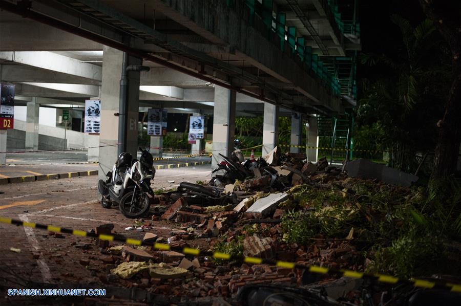 Vista de escombros esparcidos en un estacionamiento después de que ocurriera un terremoto, en la Regencia Badung, Bali, Indonesia, el 5 de agosto de 2018. (Xinhua/Muhammad Fauzi Chaniago)