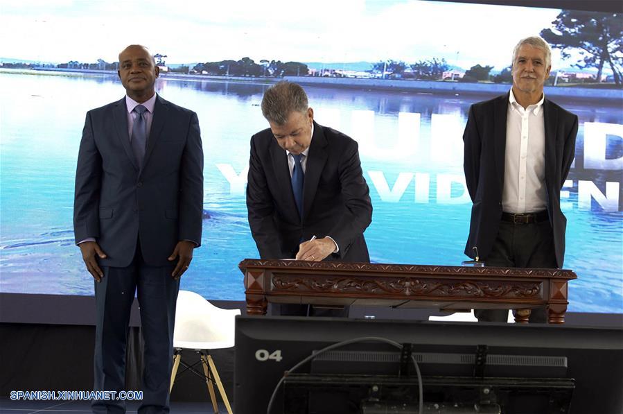 BOGOTA, agosto 6, 2018 (Xinhua) -- Imagen cedida por la Presidencia de Colombia, del presidente colombiano, Juan Manuel Santos (c), y el alcalde de Bogotá, Enrique Pe?alosa (d), participando durante la declaratoria como sitio Ramsar del complejo de humedales de Bogotá, en Bogotá, capital de Colombia, el 6 de agosto de 2018. De acuerdo con información de la prensa local, Santos dejará el martes la Presidencia colombiana después de ocho a?os de mandato. (Xinhua/David Romo/Presidencia de Colombia)