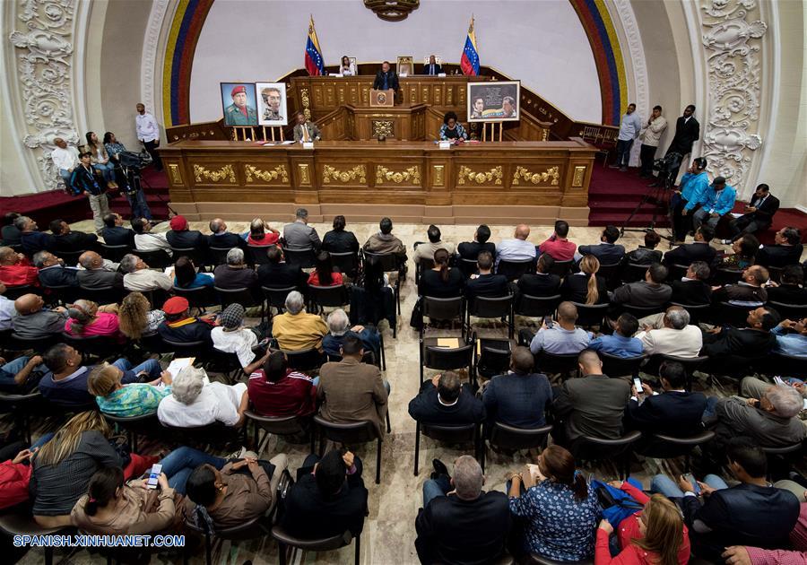 CARACAS, agosto 8, 2018 (Xinhua) -- Diputados participan durante una sesión ordinaria de la Asamblea Nacional Constituyente (ANC) de Venezuela, en el Palacio Federal Legislativo en Caracas, Venezuela, el 8 de agosto del 2018. La ANC de Venezuela decidió el miércoles allanar la inmunidad parlamentaria a dos diputados de la Asamblea Nacional (AN), actualmente en desacato, quienes presuntamente están implicados en el atentado contra el presidente venezolano, Nicolás Maduro. (Xinhua/Marcos Salgado)