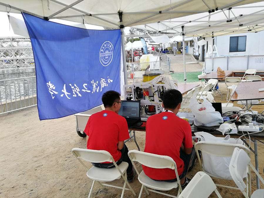 Un robot del equipo de la Universidad de Ingeniería de Harbin compite en la XXI Competición RoboSub en San Diego, California, EE.UU, el 6 de agosto de 2018. [Foto proporcionada a chinadaily.com.cn]