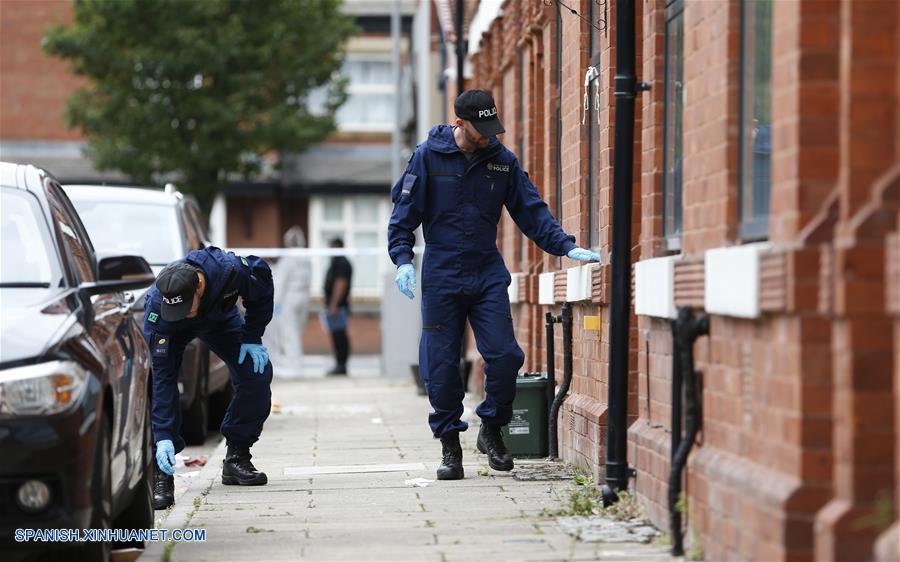 MANCHESTER, agosto 12, 2018 (Xinhua) -- Policías revisan el sitio donde ocurrió un tiroteo masivo, en el área de Moss Side, Manchester, Reino Unido, el 12 de agosto de 2018. Un tiroteo masivo en la ciudad británica de Manchester ha dejado a 10 personas heridas la ma?ana del domingo, dijeron las autoridades locales. (Xinhua/Ed Sykes)