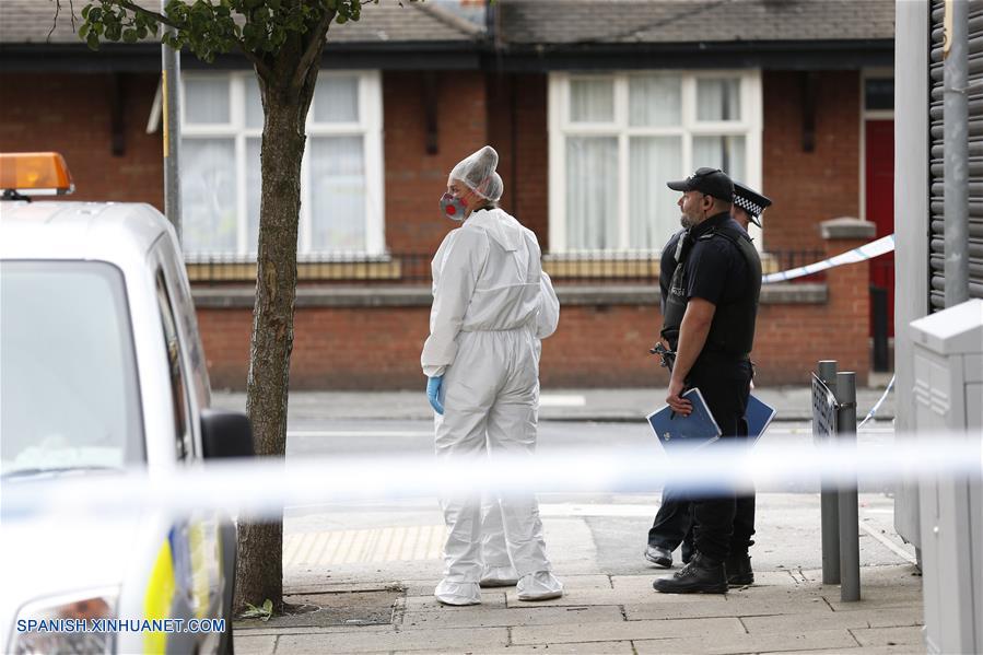 Policías llegan al sitio donde ocurrió un tiroteo masivo, en el área de Moss Side, Manchester, Reino Unido, el 12 de agosto de 2018. Un tiroteo masivo en la ciudad británica de Manchester ha dejado a 10 personas heridas la ma?ana del domingo, dijeron las autoridades locales. (Xinhua/Ed Sykes)