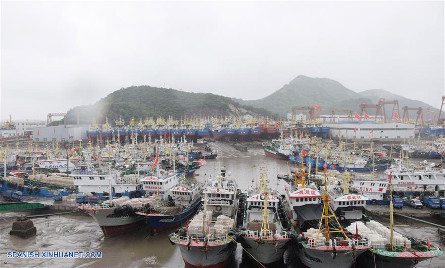 Vista de botes permaneciendo anclados para refugiarse, en el muelle Jiaoshan, en la ciudad de Wenling, provincia de Zhejiang, en el este de China, el 12 de agosto de 2018. El Centro Meteorológico Nacional (CMN) de China elevó el domingo el nivel de alerta por el tifón Yagi de azul a amarillo, el tercero más alto, a la espera de que toque tierra esta noche en la región costera oriental del país. (Xinhua/Tao Wenbiao)