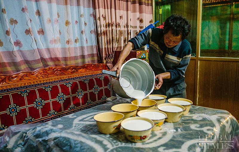 La leche hervida se transfiere a varios tazones peque?os para que se enfríe. (Foto: Li Hao/ GT)