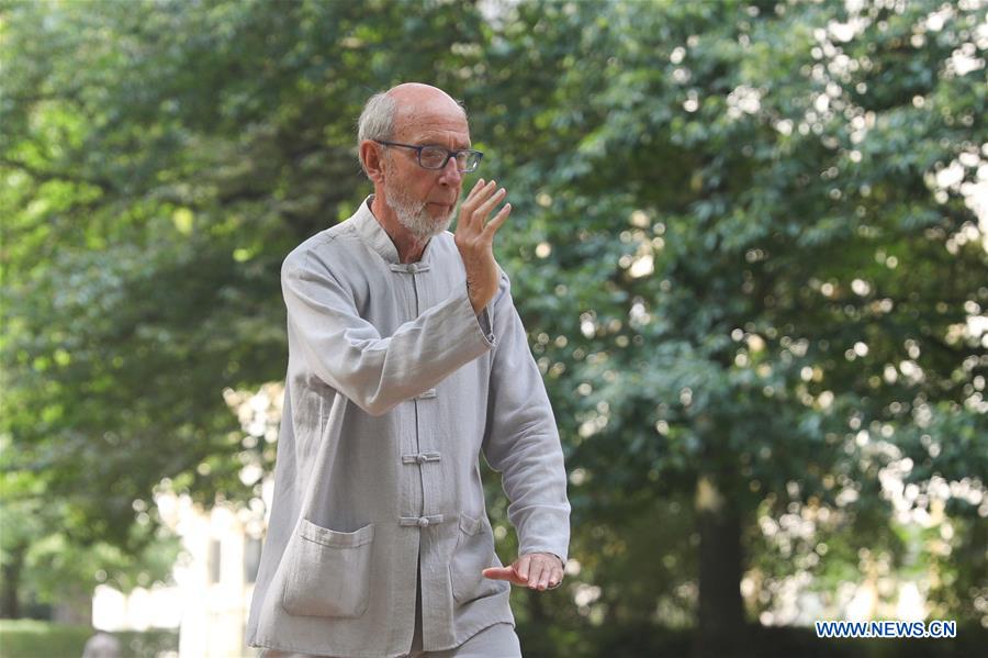 Personas aprenden Tai Chi en el Parque del Cincuentenario en Bélgica