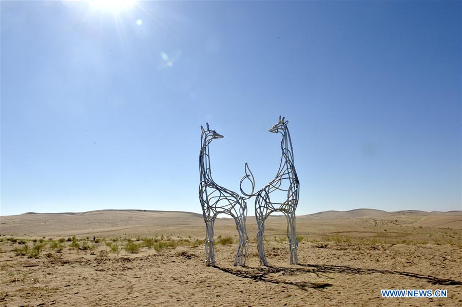 Diferentes esculturas decoran un desierto en el noroeste de China