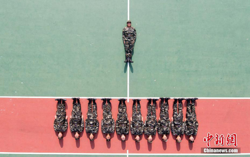 Los veteranos marcan el final de su vida castrense con fotos creativas. (Foto: Han Suyuan)