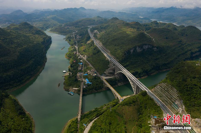 Abre a la circulación un puente gigante en el suroeste de China