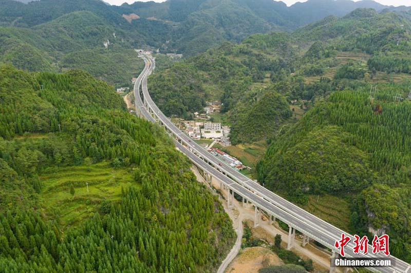 Abre a la circulación un puente gigante en el suroeste de China