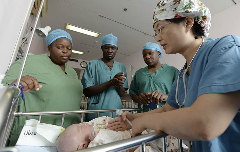 El doctor Zhou Xihui (a la derecha) orienta a tres doctores de Malawi en el Primer Hospital, afiliado a la Universidad Jiaotong de Xi'an, provincia de Shaanxi, 28 de agosto del 2018. (Foto: Li Yibo/ Xinhua)