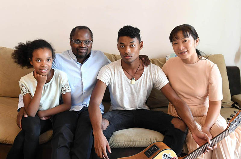 Diarra Boubacar, estudiante de medicina tradicional china procedente de Malí, con su esposa y sus dos hijos en Kunming, provincia de Yunnan, 28 de agosto del 2018. (Foto: Lin Yinguang/ Xinhua)