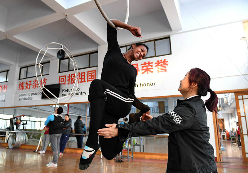 Una estudiante etíope ensaya arte acrobático en Wuqiao, provincia de Hebei, marzo del 2016. (Foto: Mou Yu/ Xinhua)