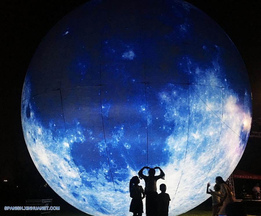 Celebran Festival de Medio Oto?o con instalaciones de luna en ciudades de China