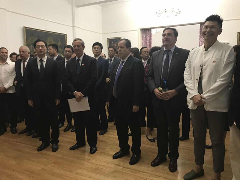 Wang Chao, viceministro de Relaciones Exteriores de China (primero a la izquierda en la primera fila) y Miguel ángel Ramírez, embajador de Cuba en China (segundo a la izquierda en la primera fila) presidieron la celebración por el 58 aniversario del establecimiento de las relaciones diplomáticas entre Cuba y China. (Foto: Wu Sixuan/ Pueblo en Línea)