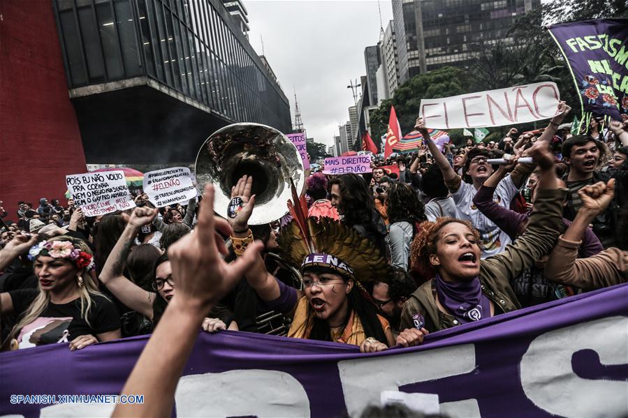 SAO PAULO, octubre 6, 2018 (Xinhua) -- Personas participan en una protesta en contra del candidato a la Presidencia de Brasil por el Partido Social Liberal (PSL), Jair Bolsonaro, en Sao Paulo, Brasil, el 6 de octubre de 2018. Más de 147 millones de brasile?os están llamados a participar el próximo domingo en las elecciones generales más inciertas de la historia reciente, luego de una severa crisis política del país. Los números apuntan a un escenario de segunda vuelta muy disputado entre Bolsonaro y el candidato del Partido de los Trabajadore (PT), Fernando Haddad, que empatan técnicamente en las simulaciones del segundo turno. (Xinhua/Rahel Patrasso)