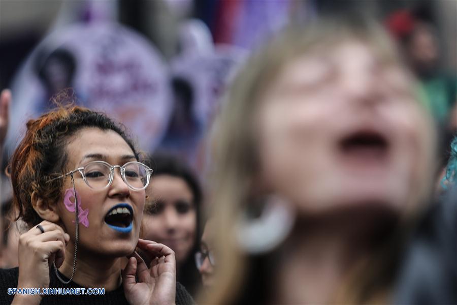 SAO PAULO, octubre 6, 2018 (Xinhua) -- Personas participan en una protesta en contra del candidato a la Presidencia de Brasil por el Partido Social Liberal (PSL), Jair Bolsonaro, en Sao Paulo, Brasil, el 6 de octubre de 2018. Más de 147 millones de brasile?os están llamados a participar el próximo domingo en las elecciones generales más inciertas de la historia reciente, luego de una severa crisis política del país. Los números apuntan a un escenario de segunda vuelta muy disputado entre Bolsonaro y el candidato del Partido de los Trabajadore (PT), Fernando Haddad, que empatan técnicamente en las simulaciones del segundo turno. (Xinhua/Rahel Patrasso)