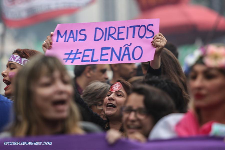 SAO PAULO, octubre 6, 2018 (Xinhua) -- Una persona con un cartel participa en una protesta en contra del candidato a la Presidencia de Brasil por el Partido Social Liberal (PSL), Jair Bolsonaro, en Sao Paulo, Brasil, el 6 de octubre de 2018. Más de 147 millones de brasile?os están llamados a participar el próximo domingo en las elecciones generales más inciertas de la historia reciente, luego de una severa crisis política del país. Los números apuntan a un escenario de segunda vuelta muy disputado entre Bolsonaro y el candidato del Partido de los Trabajadore (PT), Fernando Haddad, que empatan técnicamente en las simulaciones del segundo turno. (Xinhua/Rahel Patrasso)