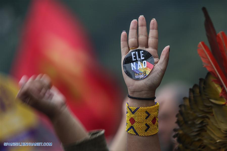 SAO PAULO, octubre 6, 2018 (Xinhua) -- Una persona eleva su palma mientras participa en una protesta en contra del candidato a la Presidencia de Brasil por el Partido Social Liberal (PSL), Jair Bolsonaro, en Sao Paulo, Brasil, el 6 de octubre de 2018. Más de 147 millones de brasile?os están llamados a participar el próximo domingo en las elecciones generales más inciertas de la historia reciente, luego de una severa crisis política del país. Los números apuntan a un escenario de segunda vuelta muy disputado entre Bolsonaro y el candidato del Partido de los Trabajadore (PT), Fernando Haddad, que empatan técnicamente en las simulaciones del segundo turno. (Xinhua/Rahel Patrasso) 