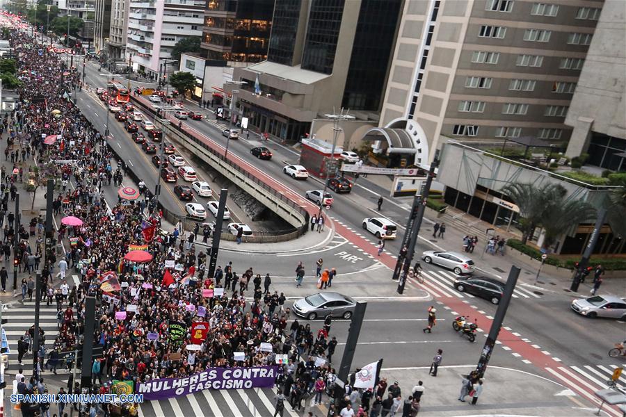 SAO PAULO, octubre 6, 2018 (Xinhua) -- Personas se reúnen durante una protesta en contra del candidato a la Presidencia de Brasil por el Partido Social Liberal (PSL), Jair Bolsonaro, en Sao Paulo, Brasil, el 6 de octubre de 2018. Más de 147 millones de brasile?os están llamados a participar el próximo domingo en las elecciones generales más inciertas de la historia reciente, luego de una severa crisis política del país. Los números apuntan a un escenario de segunda vuelta muy disputado entre Bolsonaro y el candidato del Partido de los Trabajadore (PT), Fernando Haddad, que empatan técnicamente en las simulaciones del segundo turno. (Xinhua/Rahel Patrasso)