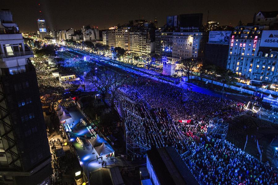 BUENOS AIRES, octubre 6, 2018 (Xinhua) -- Personas asisten a la ceremonia de inauguración de los Juegos Olímpicos de la Juventud de Buenos Aires 2018, en el Obelisco de la ciudad de Buenos Aires, Argentina, el 6 de octubre de 2018. La ceremonia de los Juegos Olímpicos de la Juventud de Buenos Aires 2018 comenzó el sábado ante una multitud en el Obelisco, el tradicional monumento emplazado en la avenida 9 de Julio, en el centro de la capital argentina. En los Juegos Olímpicos de la Juventud participarán, a partir del domingo 3,998 atletas de entre 15 y 18 a?os, pertenecientes a 206 países y regiones. (Xinhua/Martín Zabala)