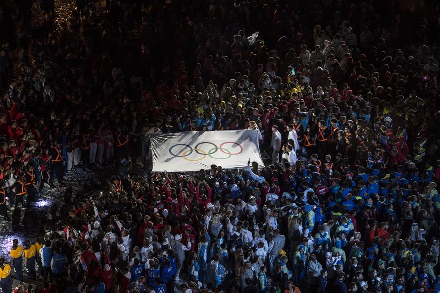 BUENOS AIRES, octubre 6, 2018 (Xinhua) -- Deportistas trasladan la bandera olímpica durante la ceremonia de inauguración de los Juegos Olímpicos de la Juventud de Buenos Aires 2018, en el Obelisco de la ciudad de Buenos Aires, Argentina, el 6 de octubre de 2018. La ceremonia de los Juegos Olímpicos de la Juventud de Buenos Aires 2018 comenzó el sábado ante una multitud en el Obelisco, el tradicional monumento emplazado en la avenida 9 de Julio, en el centro de la capital argentina. En los Juegos Olímpicos de la Juventud participarán, a partir del domingo 3,998 atletas de entre 15 y 18 a?os, pertenecientes a 206 países y regiones. (Xinhua/Martín Zabala)