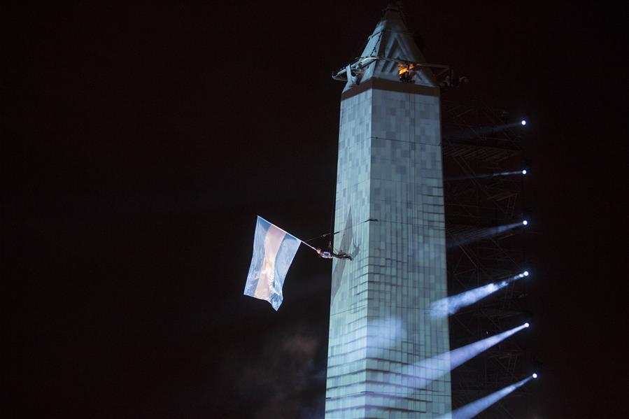 BUENOS AIRES, octubre 6, 2018 (Xinhua) -- Una artista sostiene una bandera nacional argentina durante la ceremonia de inauguración de los Juegos Olímpicos de la Juventud de Buenos Aires 2018, en el Obelisco de la ciudad de Buenos Aires, Argentina, el 6 de octubre de 2018. La ceremonia de los Juegos Olímpicos de la Juventud de Buenos Aires 2018 comenzó el sábado ante una multitud en el Obelisco, el tradicional monumento emplazado en la avenida 9 de Julio, en el centro de la capital argentina. En los Juegos Olímpicos de la Juventud participarán, a partir del domingo 3,998 atletas de entre 15 y 18 a?os, pertenecientes a 206 países y regiones. (Xinhua/Martín Zabala)