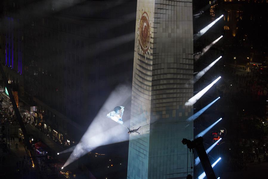 BUENOS AIRES, octubre 6, 2018 (Xinhua) -- Una artista sostiene una bandera nacional argentina durante la ceremonia de inauguración de los Juegos Olímpicos de la Juventud de Buenos Aires 2018, en el Obelisco de la ciudad de Buenos Aires, Argentina, el 6 de octubre de 2018. La ceremonia de los Juegos Olímpicos de la Juventud de Buenos Aires 2018 comenzó el sábado ante una multitud en el Obelisco, el tradicional monumento emplazado en la avenida 9 de Julio, en el centro de la capital argentina. En los Juegos Olímpicos de la Juventud participarán, a partir del domingo 3,998 atletas de entre 15 y 18 a?os, pertenecientes a 206 países y regiones. (Xinhua/Martín Zabala)