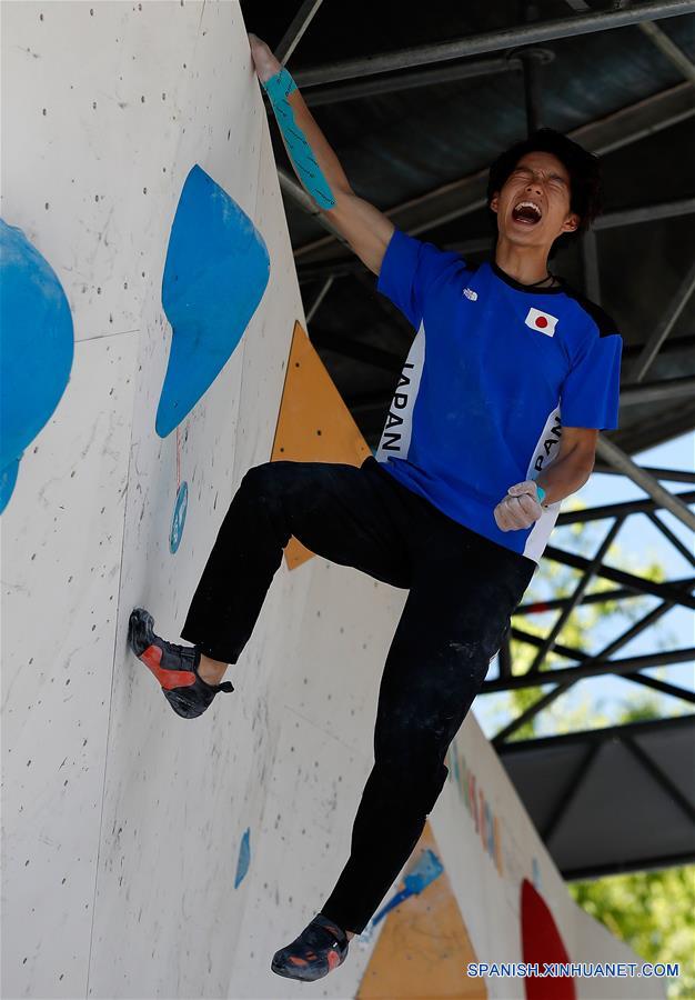 Imagen del 10 de octubre de 2018 de Keita Dohi, de Japón, festejando después de la final de escalada en bloque combinada varonil de escalada deportiva de los Juegos Olímpicos de la Juventud Buenos Aires 2018, en Buenos Aires, Argentina. Keita Dohi obtuvo la medalla de oro del evento. (Xinhua/Wang Lili)