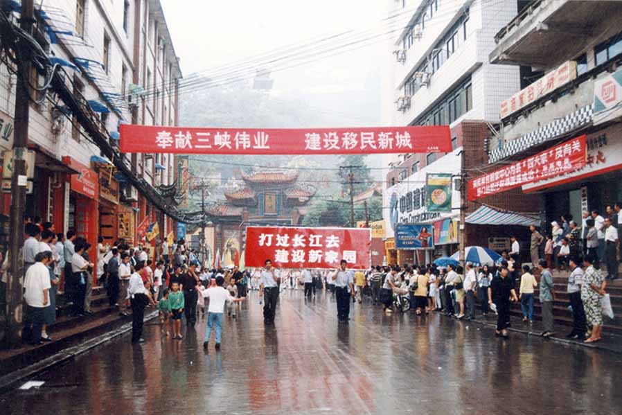 Zheng Ruishun, de 78 a?os , es un fotógrafo aficionado de Fengdu, Chongqing. Desde el inicio del proceso de reforma y apertura del país, iniciado en 1978, él ha estado registrando los cambios que ha experimentado su ciudad natal. [Foto proporcionada]