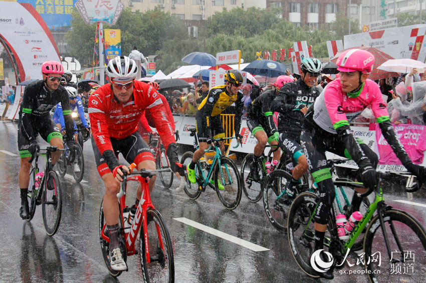 La lluvia de Guanxi no amilanó a los competidores del Circuito Mundial de Ciclismo de Carretera 2018 