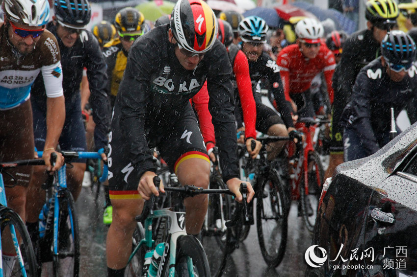 La lluvia de Guanxi no amilanó a los competidores del Circuito Mundial de Ciclismo de Carretera 2018 