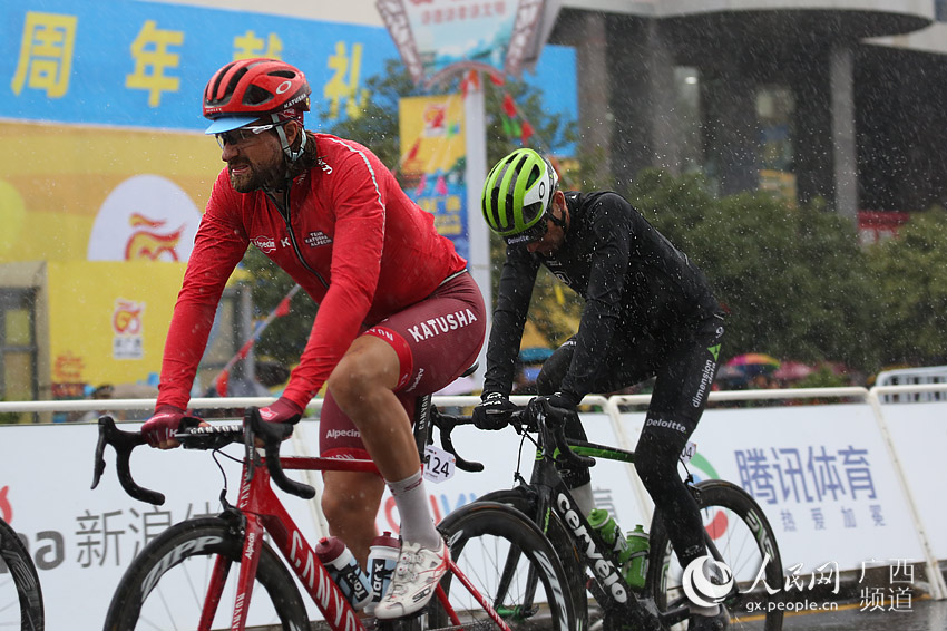 La lluvia de Guanxi no amilanó a los competidores del Circuito Mundial de Ciclismo de Carretera 2018 