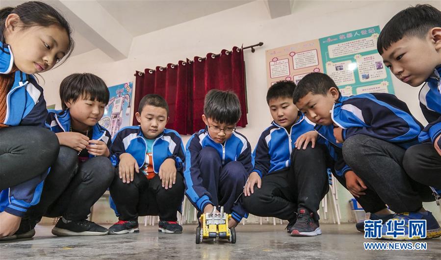 Una escuela primaria de Hebei abre un curso de robots