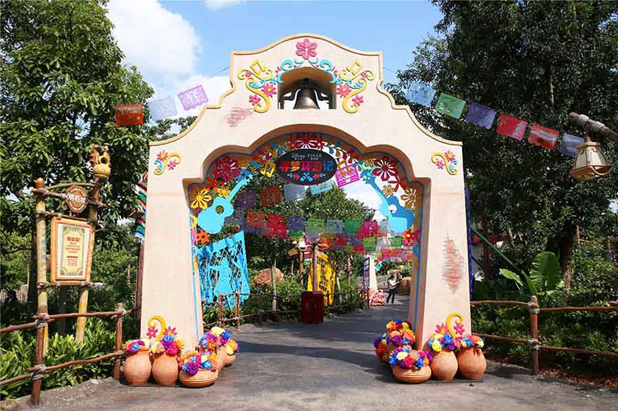 Los huéspedes están invitados a subir al set de Disney ? Pixar's Coco y explorar el peque?o pueblo mexicano de Santa Cecilia. [Foto provista a chinadaily.com.cn]