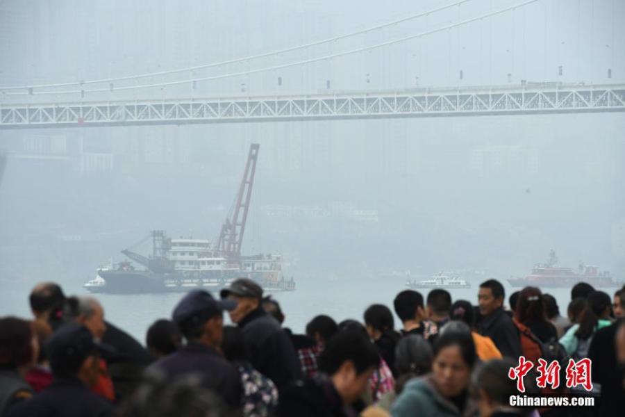 Un autobús es rescatado del fondo del río Yangtze