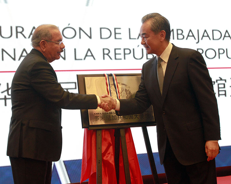 El presidente dominicano Danilo Medina y Wang Yi, consejero de Estado y ministro de Relaciones Exteriores de China, develan la placa durante la inauguración de la embajada de República Dominicana en Beijing, 3 de noviembre del 2018. (Foto: YAC/Pueblo en Línea)