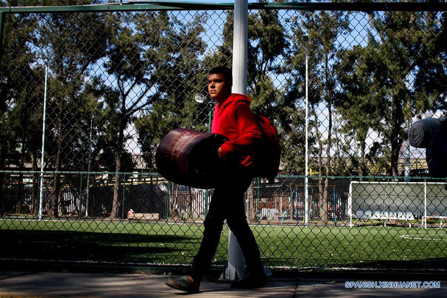 Un hombre que participa en la caravana migrante, llega al Estadio Jesús Martínez "Palillo", en la Ciudad Deportiva Magdalena Mixhuca, en la Ciudad de México, capital de México, el 5 de noviembre de 2018. Más de 2,200 migrantes centroamericanos de la masiva caravana que atraviesa México rumbo a Estados Unidos han llegado a la capital del país desde el domingo, informaron el lunes autoridades locales. A su entrada a la Ciudad de México, los cientos de familias con ni?os o adultos que viajan solos son dirigidos a un albergue que se habilitó en un estadio ubicado en el este de la urbe. (Xinhua/Francisco Ca?edo)